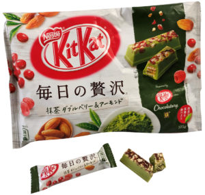 KitKat grüner Tee mit Mandel und Beerentopping