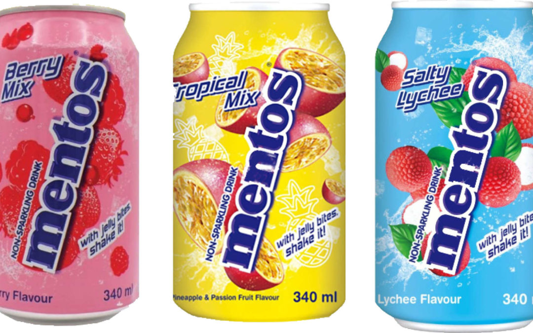 Die Dosen der neuen Mentos Soda Sorten: Salty Lychee (rosa), Tropical Mix (gelb) und Berry Mix (blau). Erfrischende Limonaden mit exotischen und fruchtigen Aromen.