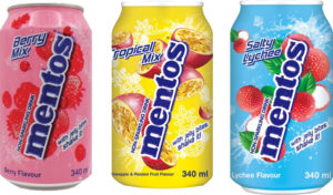 Die Dosen der neuen Mentos Soda Sorten: Salty Lychee (rosa), Tropical Mix (gelb) und Berry Mix (blau). Erfrischende Limonaden mit exotischen und fruchtigen Aromen.